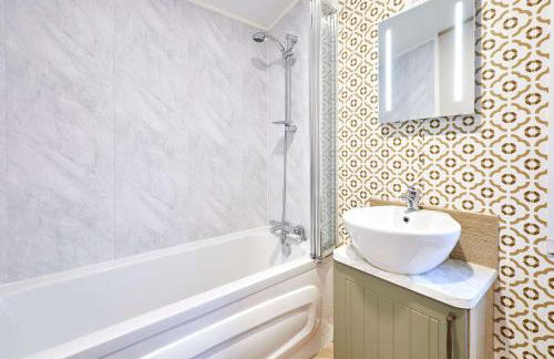 Peace Lodge with Hot Tub - Foto 18