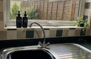 Central & Cosy, Home from Home with Large Garden & Free Parking, Bournemouth - Foto 9