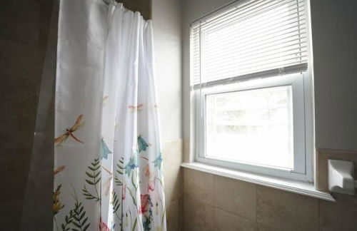 Newark Liberty Brick House - Private Bedroom 1 - Foto 30