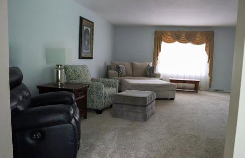 Large home with hot tub in serene wooded setting - Foto 13