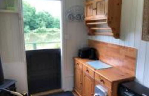 Snug & Secluded Lakeside Shepherds Hut 'Carp' - Foto 13