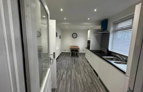 Large 3 bed property - Photo 13