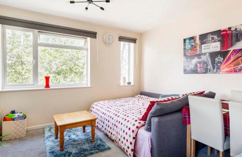 Charming Entire 2-Bedroom House in Milton Keynes - Photo 6