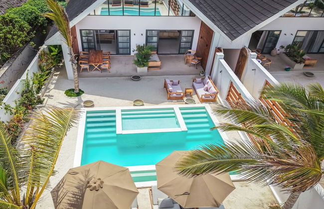 Solymar Staffed Beach Front Villa - Photo 38