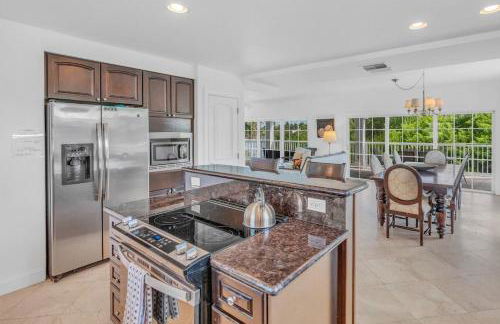 Oceanside Manor- Expansive Waterfront Pool Home, 30' Dock - Foto 17