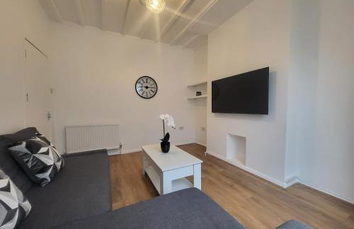 Central 5BR Retreat - Walk to Tube, Explore London - Photo 38