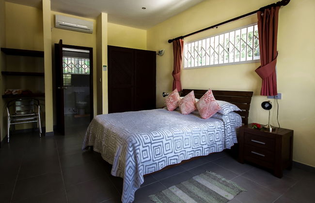 Surfers Self-Catering Chalets - Photo 3