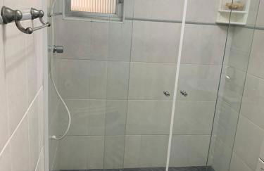 Apartamento Praia das Astúrias, 2 minutos de caminhada para praia, piscina, garagem demarcada, cama Queen - Foto 8