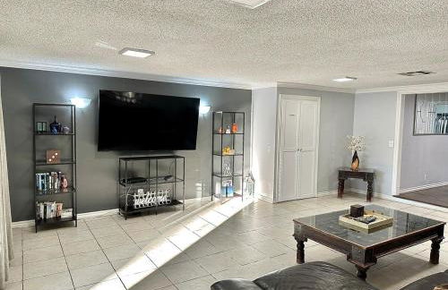 Tranquil Poolside Oasis with BBQ and Serene Ambiance - Foto 10