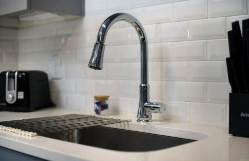 1BR Escape w Pool&Parking, Near Rvrwlk & Conv Ctr - Foto 15