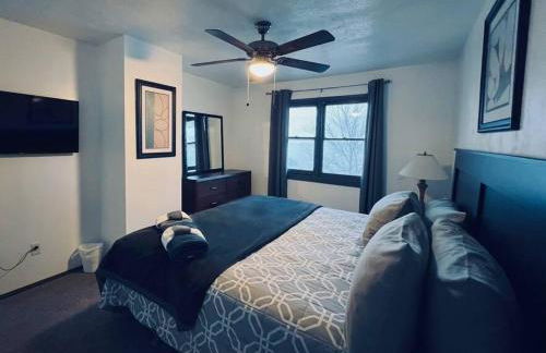 5 Bedroom Lakeside Home Sleeps 12 - Shared Lake Access, Large Yard, Central Air, Fire Pit, Horseshoes & More! - Foto 25