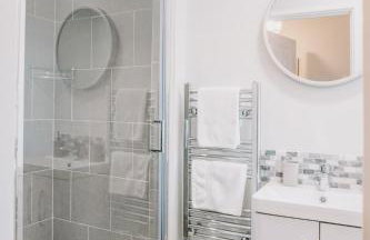 Spacious 4-bed Ample Parking Fast WiFi Contractor Family Friendly - Photo 37