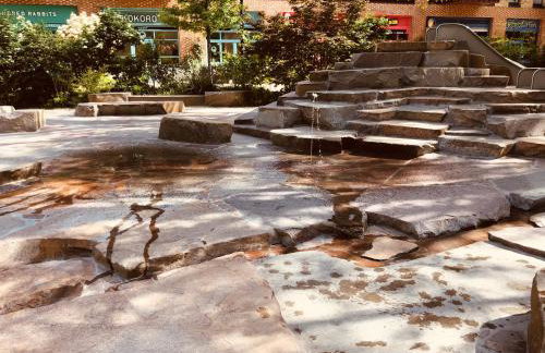 Cheerful 4 bedroom house with garden free parking - Photo 54