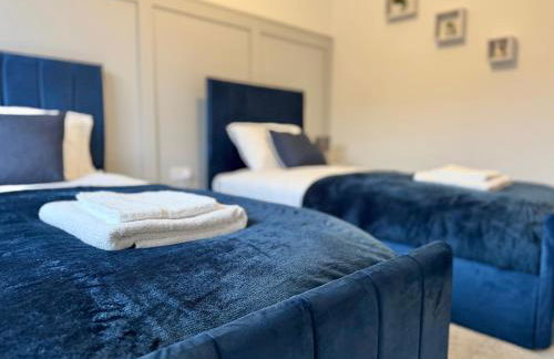 Stylish 2 Bedroom Home Near Lake with Free Parking & Garden - Photo 23