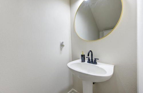 Amazing Getaway Home - 4 Bedrooms 2,5 Baths - West Houston, Katy, Richmond - Huge Pool, Mini-Golf, PingPong, Billards, BBQ, Katy Asian Town, Typhoon Waterpark, King Bed - Foto 54