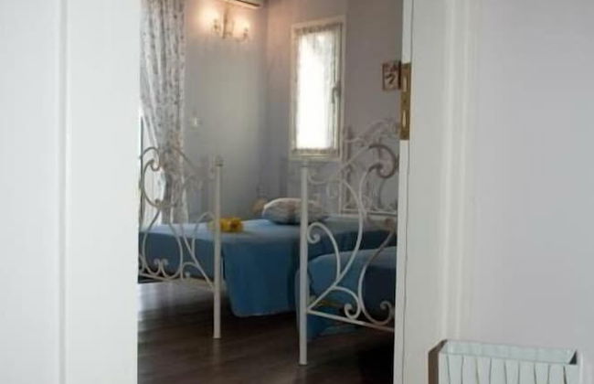 Flower House - Photo 13