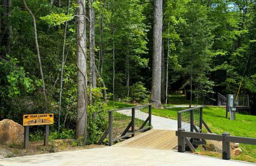 Couples Mirror Cabin- Reflections at Valley Bear Farms Resort - Foto 17