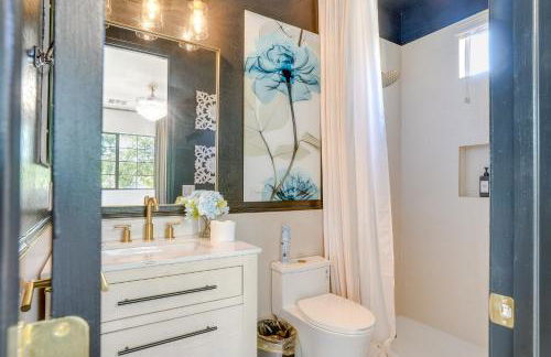 Relax Poolside! Home 6 Mi to Camelback Ranch - Foto 8