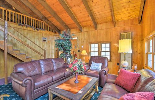 Riverfront Cabin in Alger with Patio and WiFi! - Foto 11