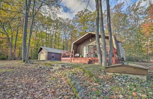 Less Than 3 Mi to Higgins Lake Roscommon Cabin with Deck - Foto 23