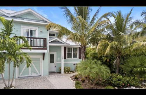 AMI/Holmes Beach - 3/2 Home - Private Heated Pool and Yard - walk to beach - Photo 1