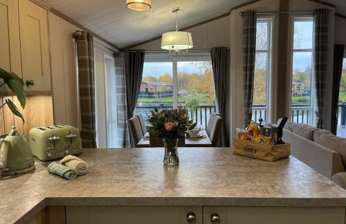 Kingfisher Lodge - Lakeside Lodge With Hot Tub - Foto 36