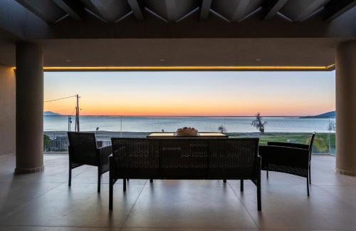 Sun and Sea Apartment - Beachfront, 2 Bedrooms with Sea View & Garden - Photo 3