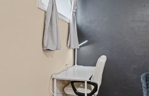 King Bed Suite With Free Parking, Step Free Access - Foto 13