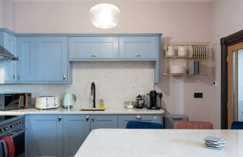 Warm Beachfront Getaway with Winter Ocean Views & Parking - Foto 90