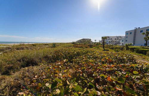 Enchanting 2-Bedroom Ground Floor Beach Condo at Cape Canaveral WiFi & AC - Foto 46