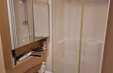 Caravan with hot tub at Tattershall lakes - Foto 18