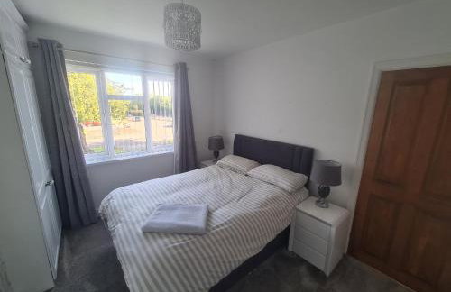 L & J Escapes - 8 Bedrooms suitable for Contractors and Families- Private parking available for 6 vehicles - Foto 29