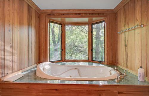 Steps to the Ellis River - Luxe, Hot Tub, Game Room - Foto 23