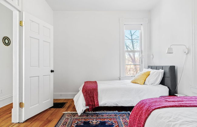 Maple Manor - Photo 2