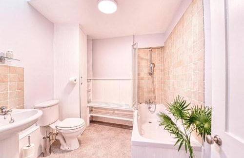 The Stylish Gem of Bath - Sleeps 10 - Photo 7