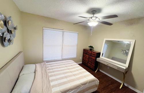 Modern Daytona Condo With Pool - Photo 13