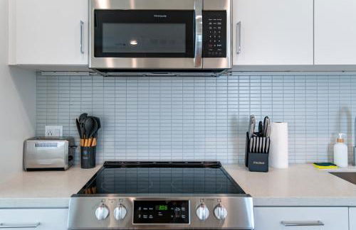 Luxury 2 Bedroom Residence With Fitness and Outdoor Pool - Photo 29