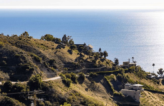 Castlewood by Avantstay Malibu Cliffside + View - Photo 14