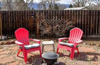 Family Perfect 4BR Home with Hot Tub, Pool Table, Fenced Yard, Cozy Fireplace, Mountain Views, Walkable Neighborhood, Near Parks, Dining, and Adventure - Foto 8