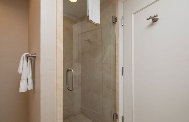 Fontainebleau Tresor Bay/ocean View Junior Suite 1 Bedroom Hotel Room - Photo 11