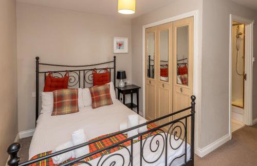 Next to the Palace and Royal Mile with parking - Photo 8