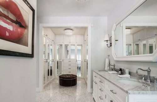 Bull Path Manor by Rove Travel - Luxe Home with Pool & Hot Tub - Foto 12