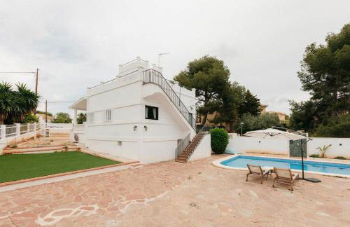 Spacious villa with private pool & garden for 4 - Photo 60