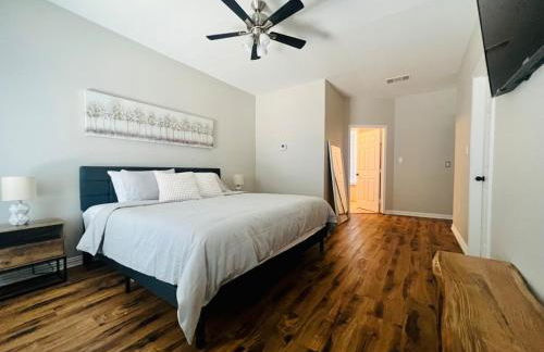 6 Bedroom Home with Pool, Centrally Located - Foto 19