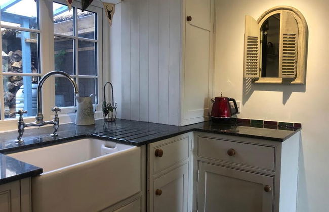 Charming Country Cottage in a Peaceful Location - Photo 13