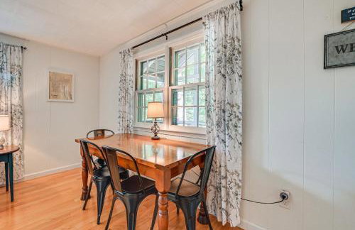 Becket Home with 3-Season Porch Walk to Lake Access - Foto 7