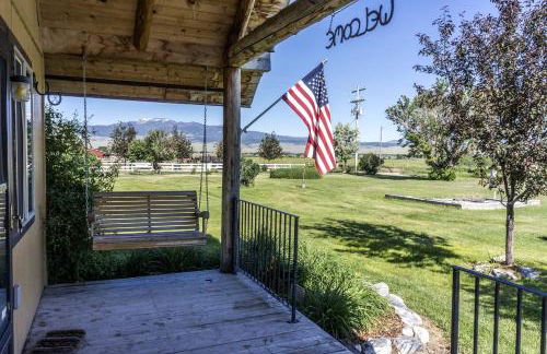 Romantic Cabin Rental with a Delightful Porch near Ennis, Montana - Foto 5