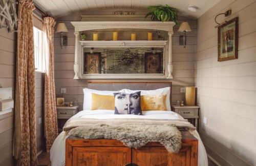 The Challoners - Photo 12