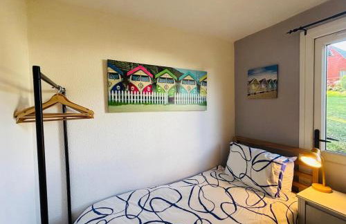 Kingsdowns Top Family Chalet, stunning and cosy interiors, indoor heated pool, mini golf, tennis court, BBQ and beach! - Foto 14