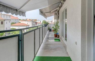 Spacious Rustic 2BR with Terrace & Parking - Foto 22